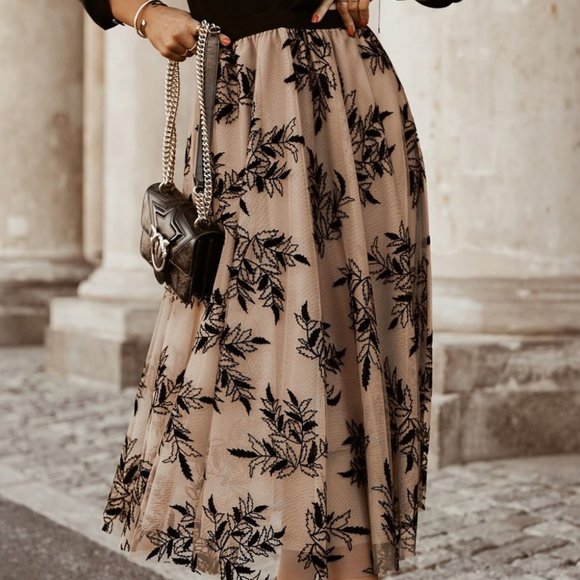 𝅺HIGH-WAISTED Maxi Skirt with Floral Embroidery - Picture 3 of 6